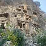 Uygar Φετιγιέ