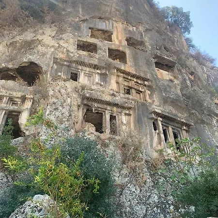 Uygar Φετιγιέ